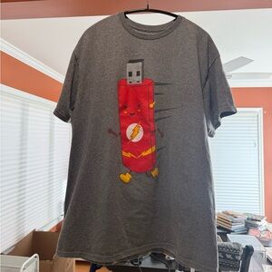 DC COMICS • THE FLASH • “FLASH DRIVE” T-SHIRT • MENS SIZE L • GUC